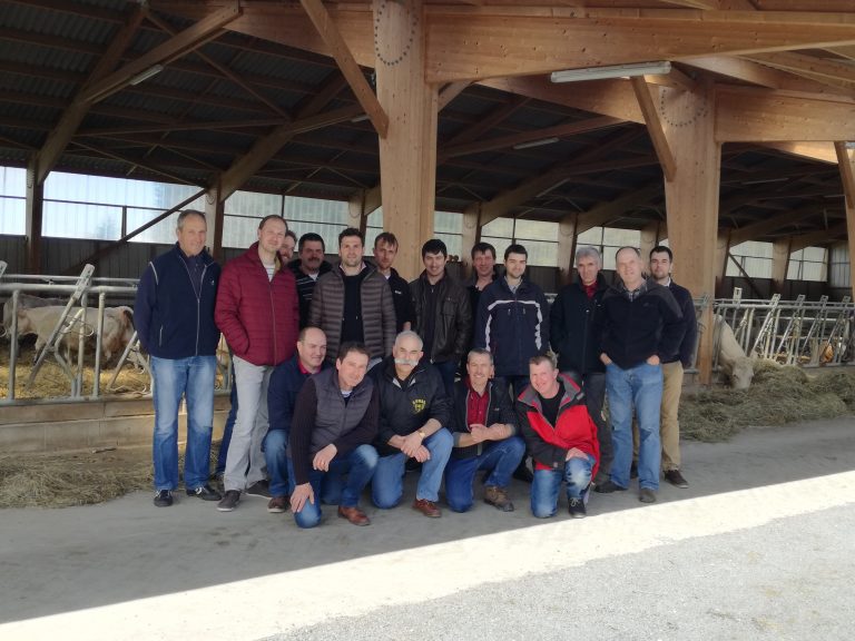 Les membres du Charolais Aveyron sous un préau