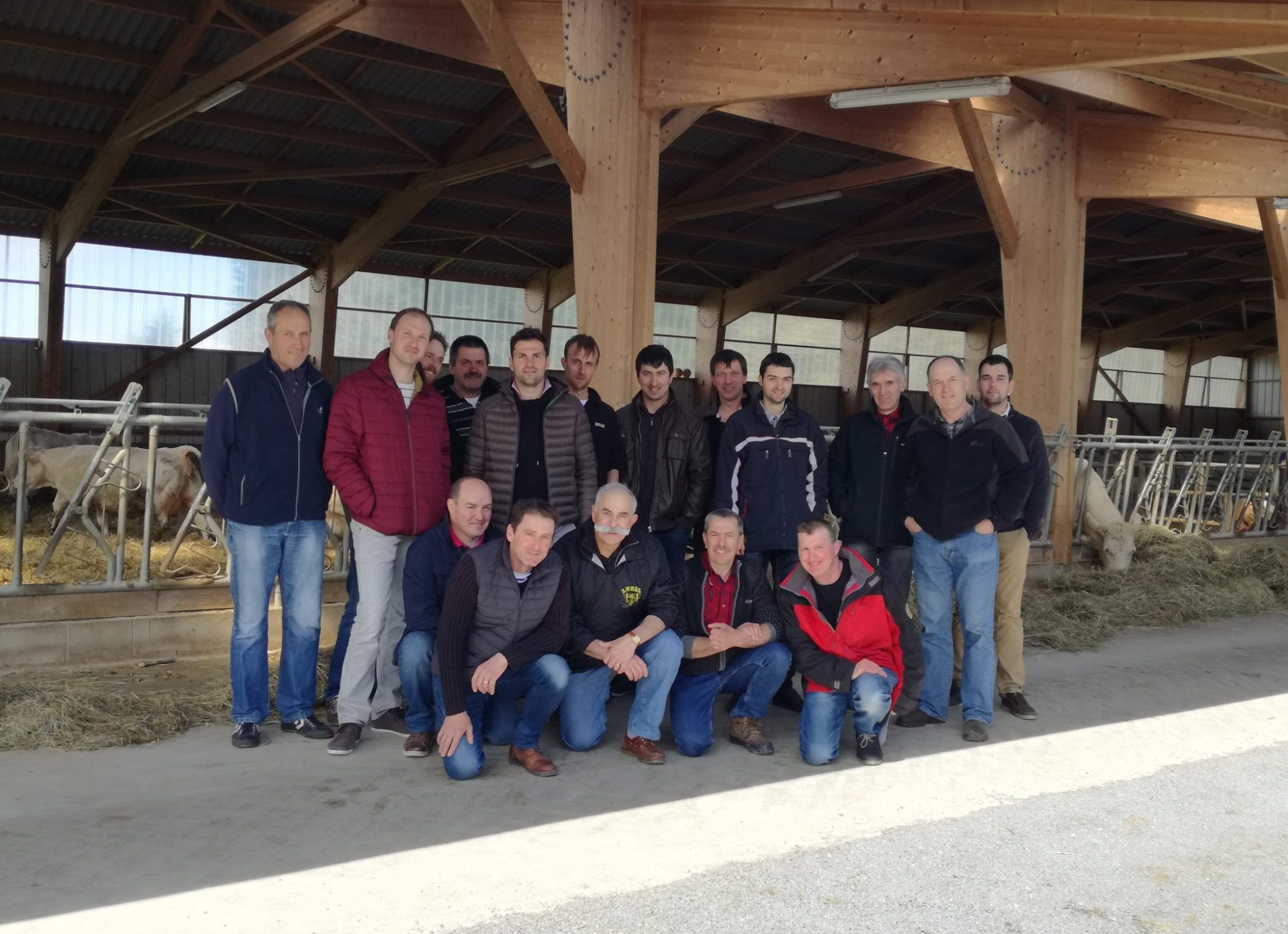 Les membres du Charolais Aveyron sous un préau